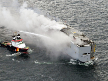 Брод со речиси 3.000 автомобили се запали крај холандскиот брег