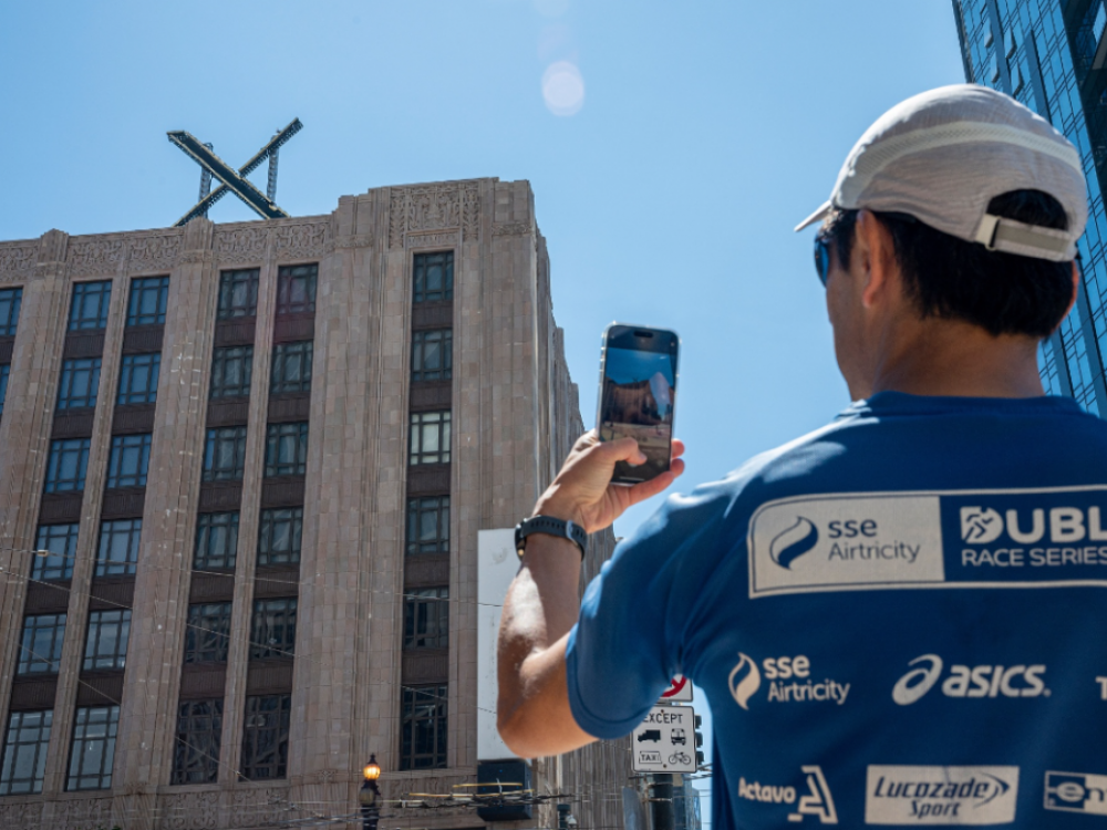 Битката на Сан Франциско со светлечкиот Х на Маск