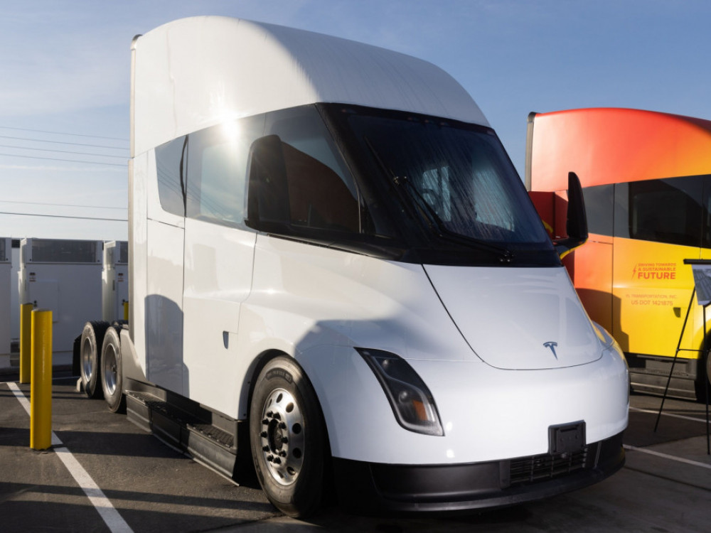 „Тесла“ ќе постави станици за полнење камиони од Тексас до Калифорнија