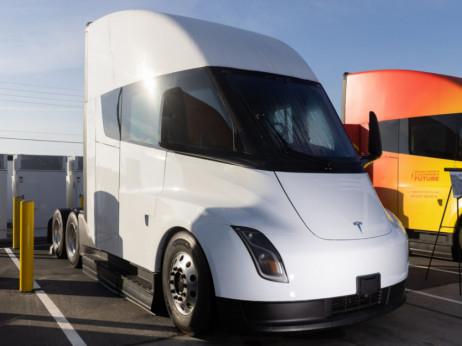 „Тесла“ ќе постави станици за полнење камиони од Тексас до Калифорнија
