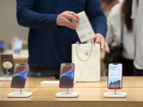Француските вработени во „Епл стор“ ќе го пречекаат „ајфон 15“ со штрајк