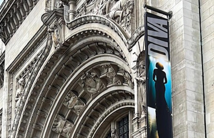 Изложбата „Дива“: Ода на гламурот, славата и бунтот