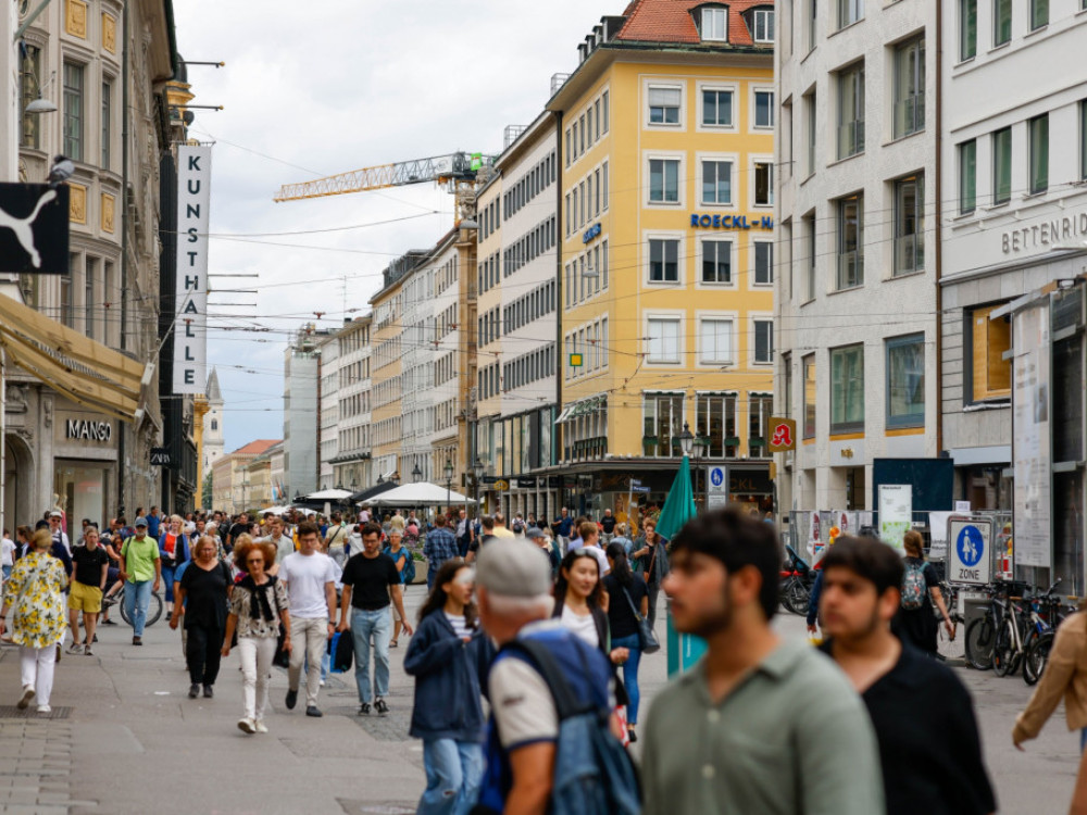 Економијата на еврозоната продолжува да паѓа, проблеми и во услужниот сектор