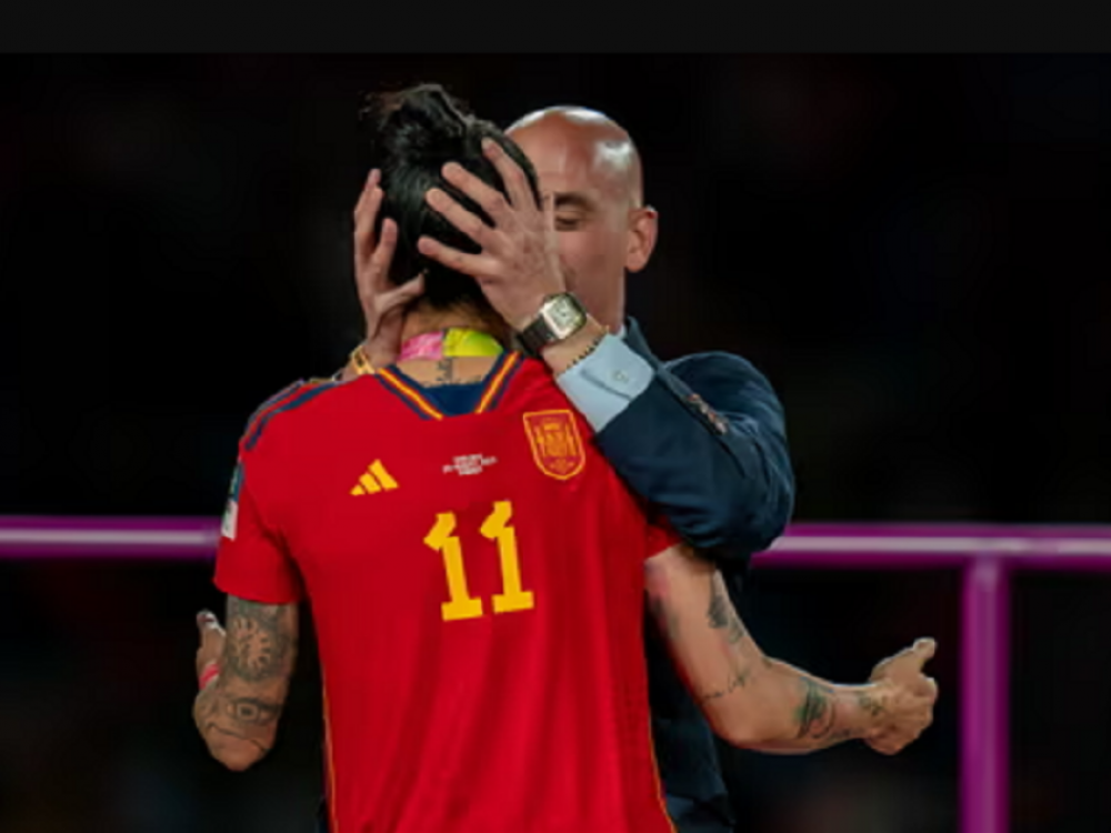 ФИФА го суспендира шефот на шпанската федерација кој бакна фудбалерка в уста
