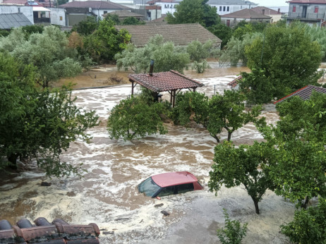 Поплави, пожари, суши, а во Македонија осигурувањето имот е само трошок