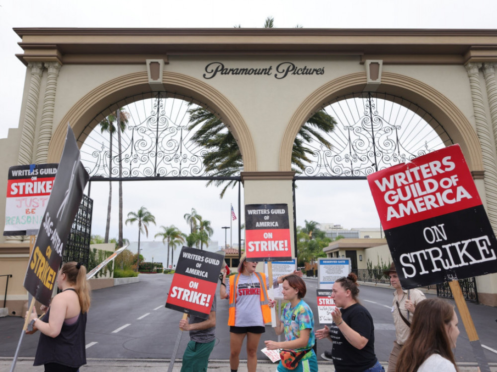 Холивудските студија и сценаристи блиску до договор за крај на штрајкот