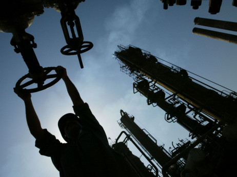 Цената на нафтата стабилна во пресрет на извештајот од ОПЕК+