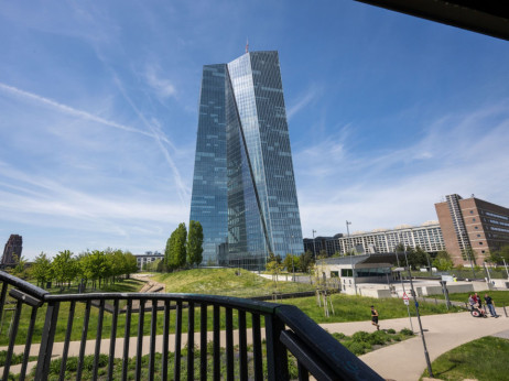 Прогноза на економистите: ЕЦБ ќе ги задржи каматните стапки до септември 2024