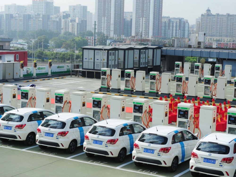 Компаниите ги одложуваат инвестициите во електрични автомобили