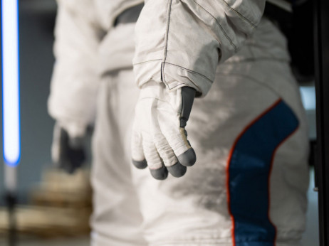 Астронаутите од НАСА ќе одат на Месечината во скафандери од „Прада“
