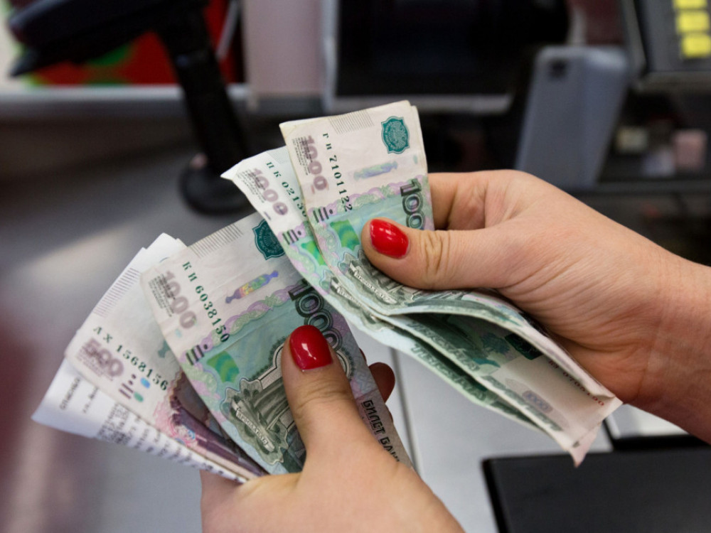 Рубљата расте откако Русија воведе контроли на извозниот капитал
