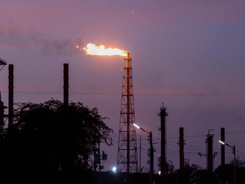 Нафтата ја завршува неделата со мала добивка по силниот раст во понеделникот