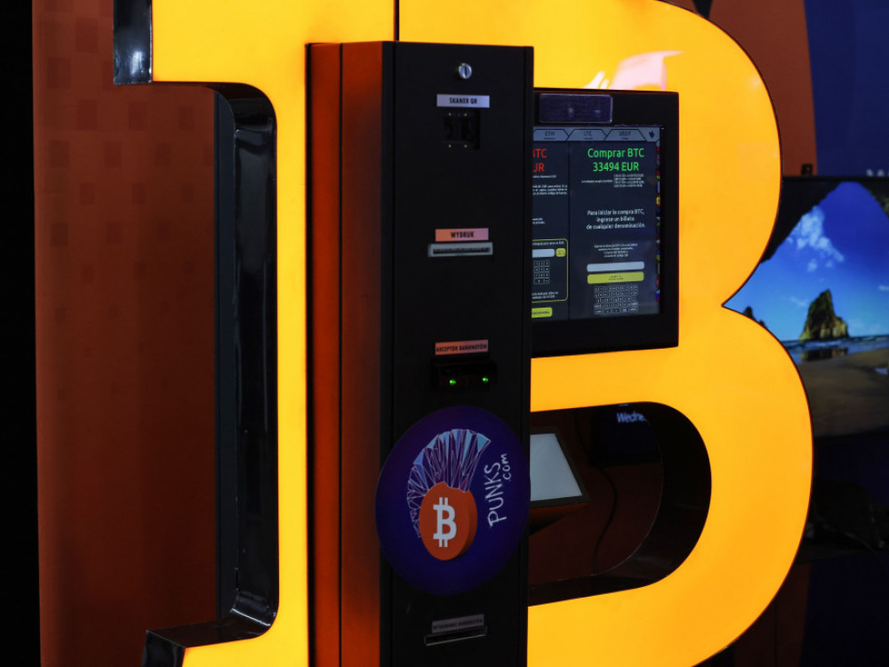 Биткоинот отскокнува од 35.000 долари откако го надмина најновиот врв