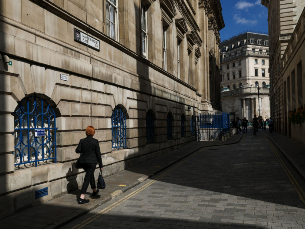Избегната рецесија во Британија, економијата стагнираше во третиот квартал
