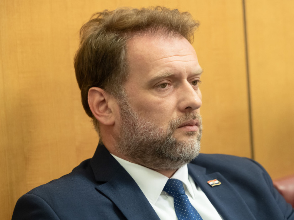 Хрватскиот министер за одбрана тешко повреден во сообраќајна несреќа