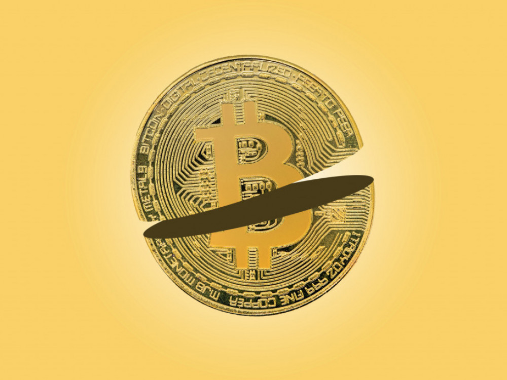 Биткоинот се одалечува од рекордот додека ескалира дебатата за нов меур