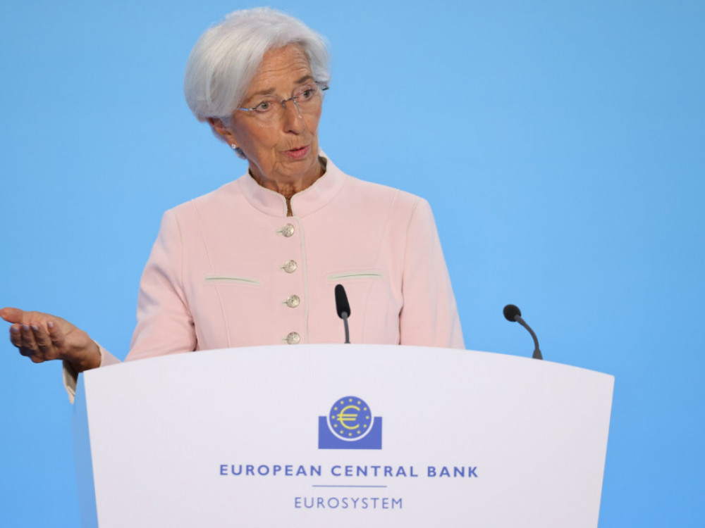 ЕЦБ е на тежок крстопат поради притисокот за намалување на каматните стапки