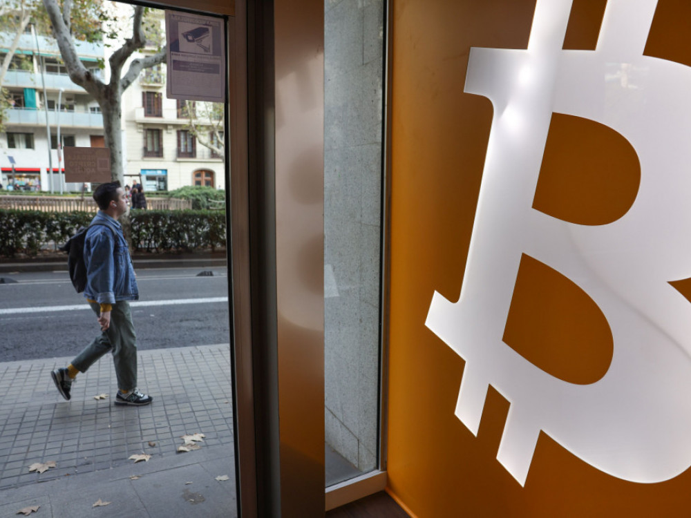 Биткоинот колеблив додека трговците го разгледуваат влијанието на ЕТФ