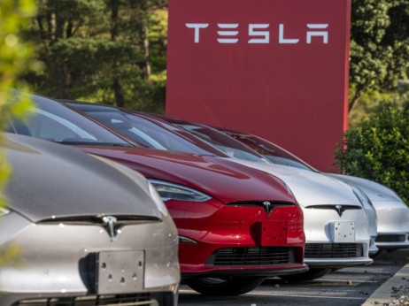 „Тесла“ повлекува 2 милиона возила поради небезбедно возење
