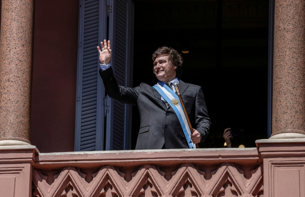 Новиот аргентински претседател го девалвира пезосот за 54 отсто