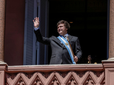 Новиот аргентински претседател го девалвира пезосот за 54 отсто