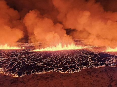 Вулкан на Исланд исфрла лава 100 метри во воздухот