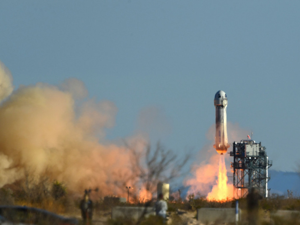 Шест патници ќе полетаат во вселената со ракетата на Безос