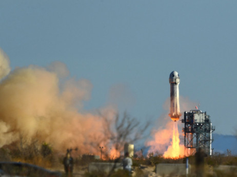 Шест патници ќе полетаат во вселената со ракетата на Безос