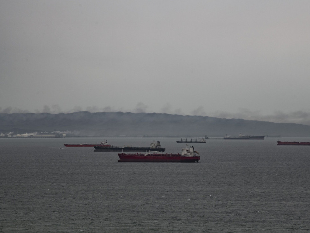Нафтата стабилна по прекините на транспортот во Црвено Море