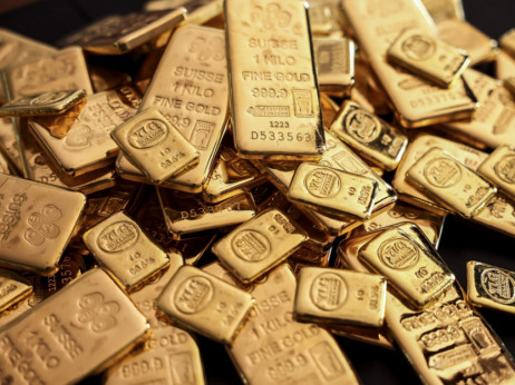 Златото ги зголемува очекувањата за намалување на стапките в година