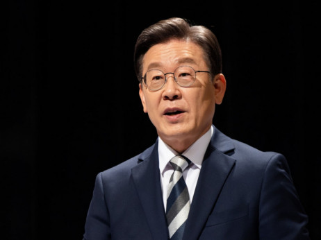 Лидерот на јужнокорејската опозиција избоден со нож во вратот