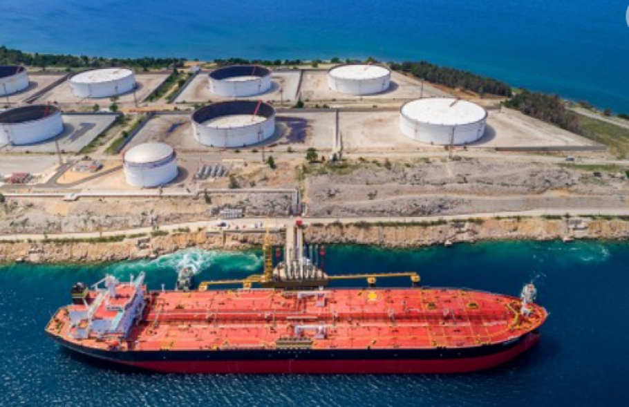 Нафтата поевтинува откако Саудиска Арабија ги намали цените