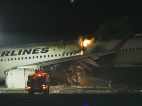 (Видео) Голем пожар и петмина загинати по судир на два авиона во Токио