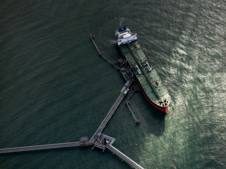 Цената на нафтата во пад додека расте ризикот од Црвеното Море