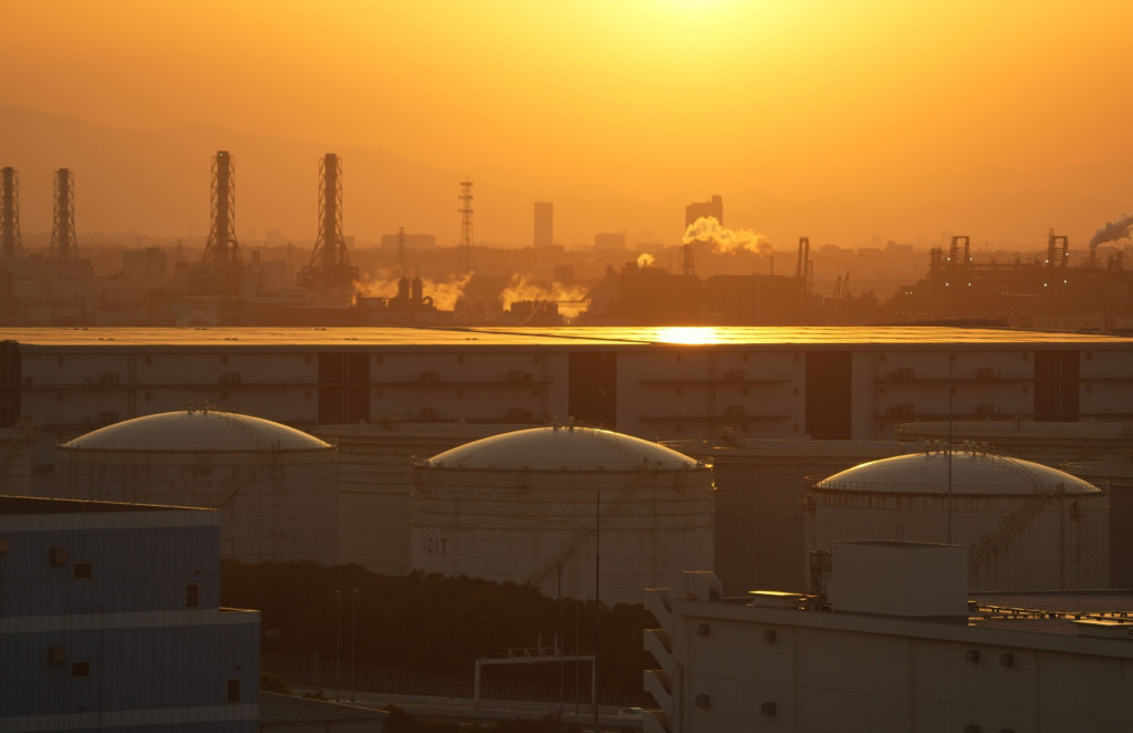 Расте понудата на нафта, аналитичарите предвидуваат тешка година