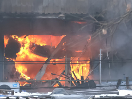 Експлозија и голем пожар во кинескиот трговски центар во Белград