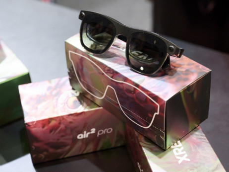 Кинески производител на очила за проширена реалност го предизвикува „Епл“