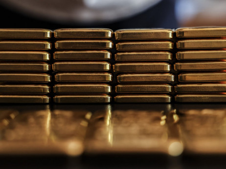 Цената на златото паѓа, трговците ја чекаат одлуката на Фед