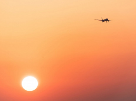 Повеќе патници во авионите, без храна и пијалаци - авиоиндустријата се менува