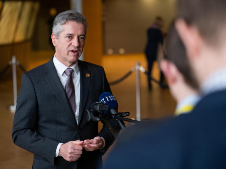 Slovenska častnika na sever, Trumpove carine na jug: bo vlada zaščitila izvoznike?