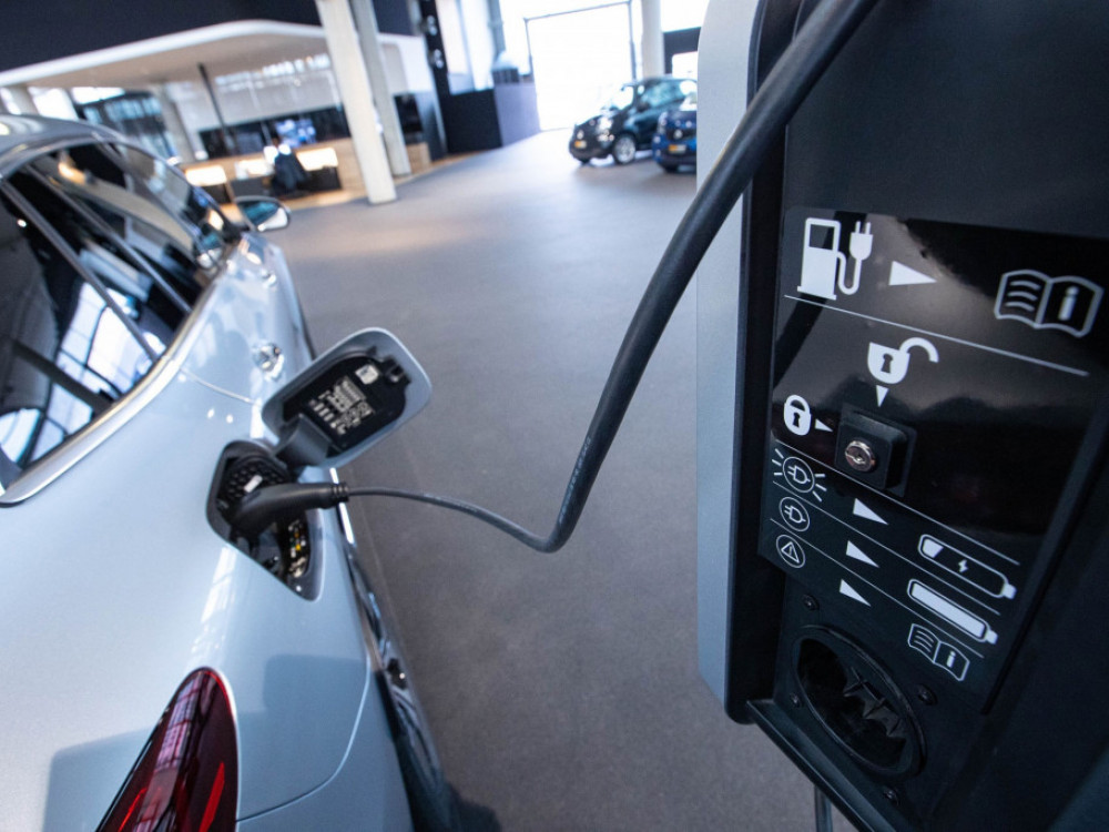 „Мерцедес“ и „Стелантис“ блиску до задолжување од 4,4 милијарди евра за батерии