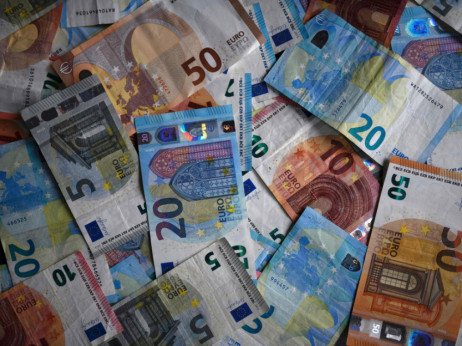 Инвеститорите повлекуваат милијарда евра месечно од европските фондови