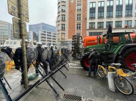 Земјоделци го опколија седиштето на ЕУ во Брисел