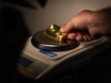 Цената на златото падна заедно со шансите за намалување на каматните стапки во САД