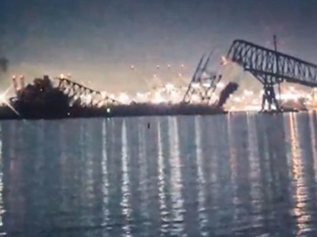 Се урна мост во Балтимор, луѓе и возила паѓаат во водата