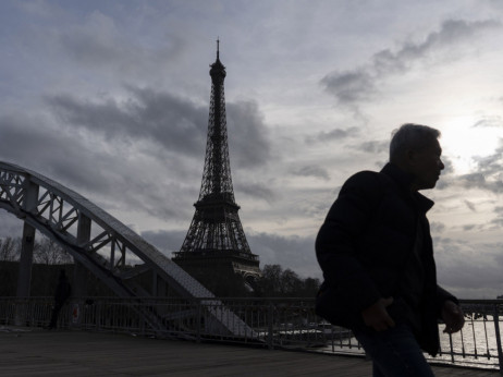 Високиот дефицит во Франција го поткопува рејтингот на Макрон