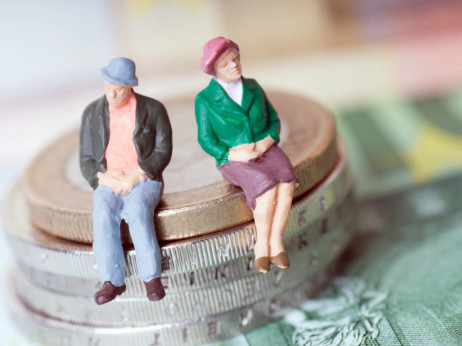 Каде во светот најдобро се вртат парите на пензионерите - Македонија некаде на средината