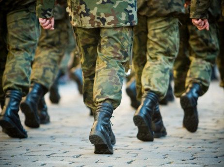 Во Хрватска задолжителен воен рок од почетокот на следната година