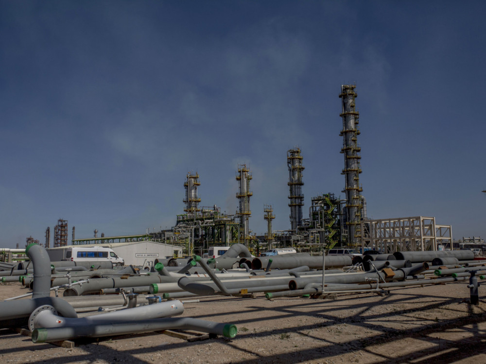 Шансите за нафта од 100 долари растат бидејќи шоковите во понудата го тресат пазарот