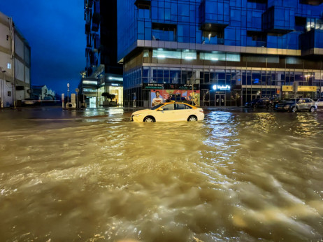 Дожд каков што не се памети досега предизвика поплави во Дубаи